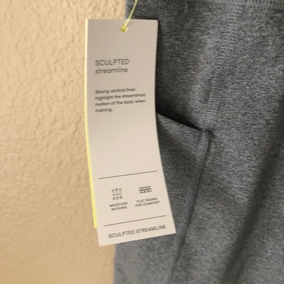 All in motion Sculpted High-Waisted Capri leggings - Picture 8 of 10